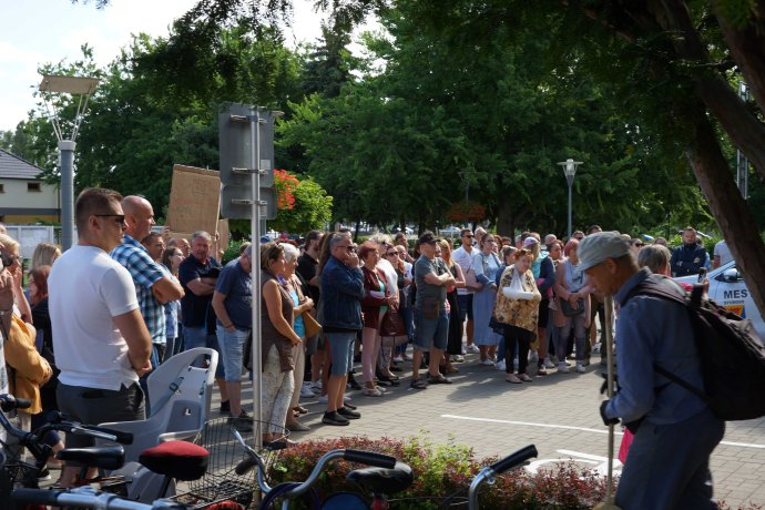 Mintegy százan tiltakoztak a Hársfa utcai óvoda bezárása ellen Párkányban nyáron. Fotó - Horváth Ákos