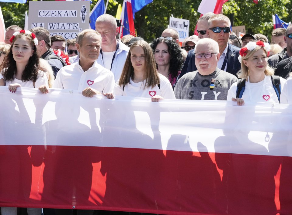 Donald Tusk (druhý zľava) a Lech Walesa (druhý sprava) na proteste vo Varšave. Foto - tasr/ap