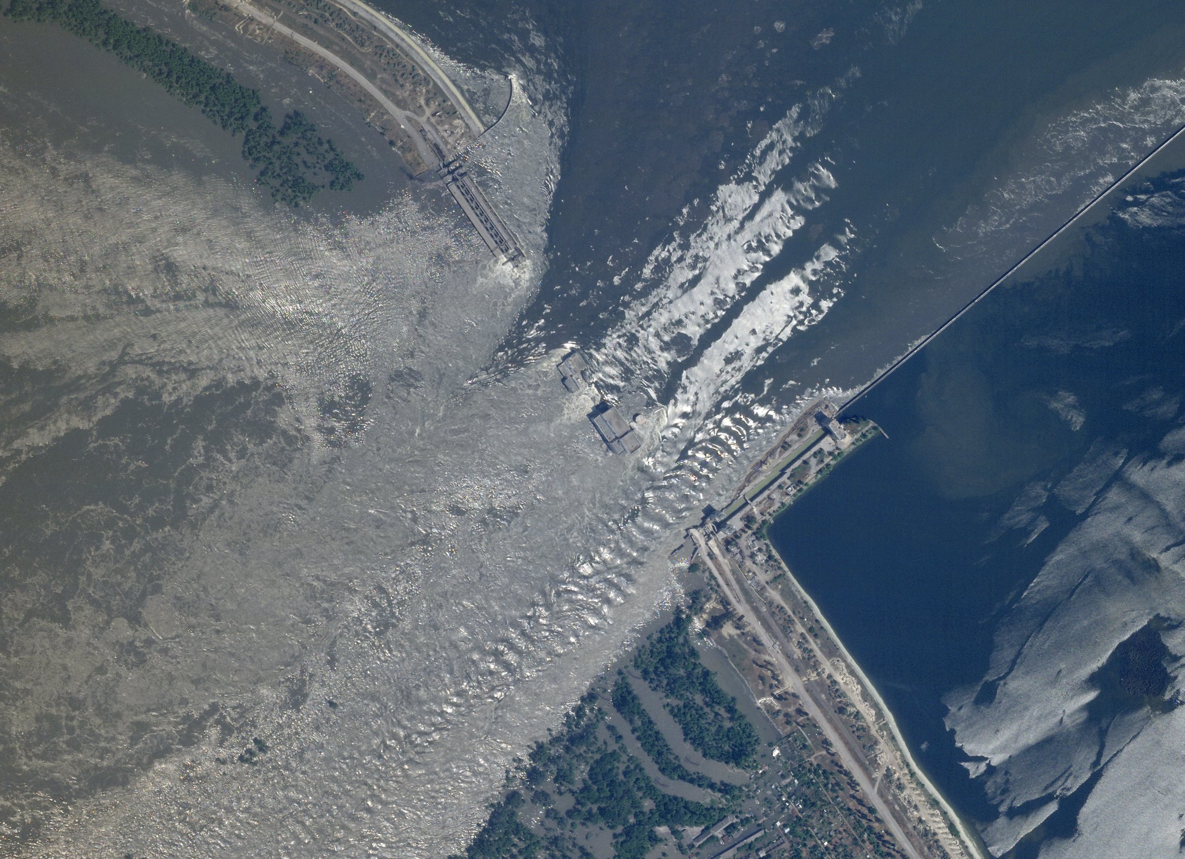 Satelitný záber na zničenú Kachovskú priehradu. Foto - tasr/ap
