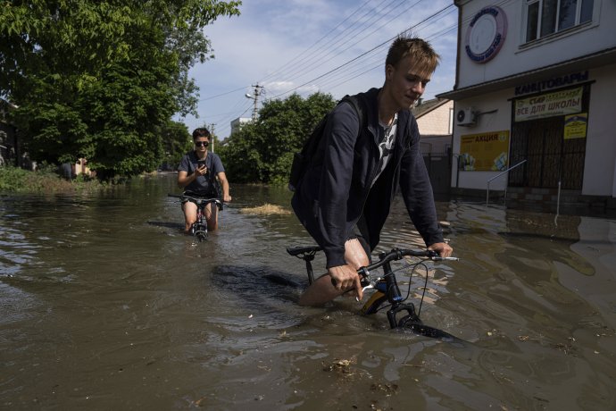 Zaplavený Cherson po zničení Kachovskej priehrady. Foto - TASR/AP