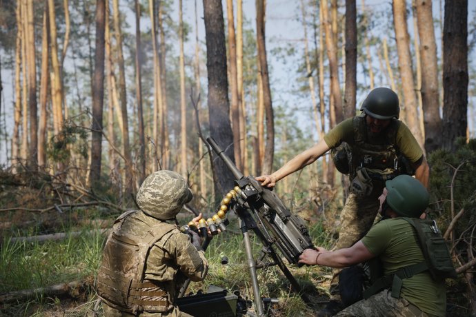 Ukrajinskí vojaci na fronte pri Kreminnej. Foto - TASR/AP