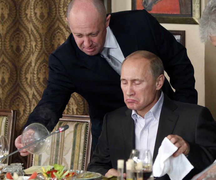 Jevgenij Prigožin sa takto staral o Vladimira Putina vo svojej moskovskej reštaurácii. Archívne foto z roku 2011 - TASR/AP
