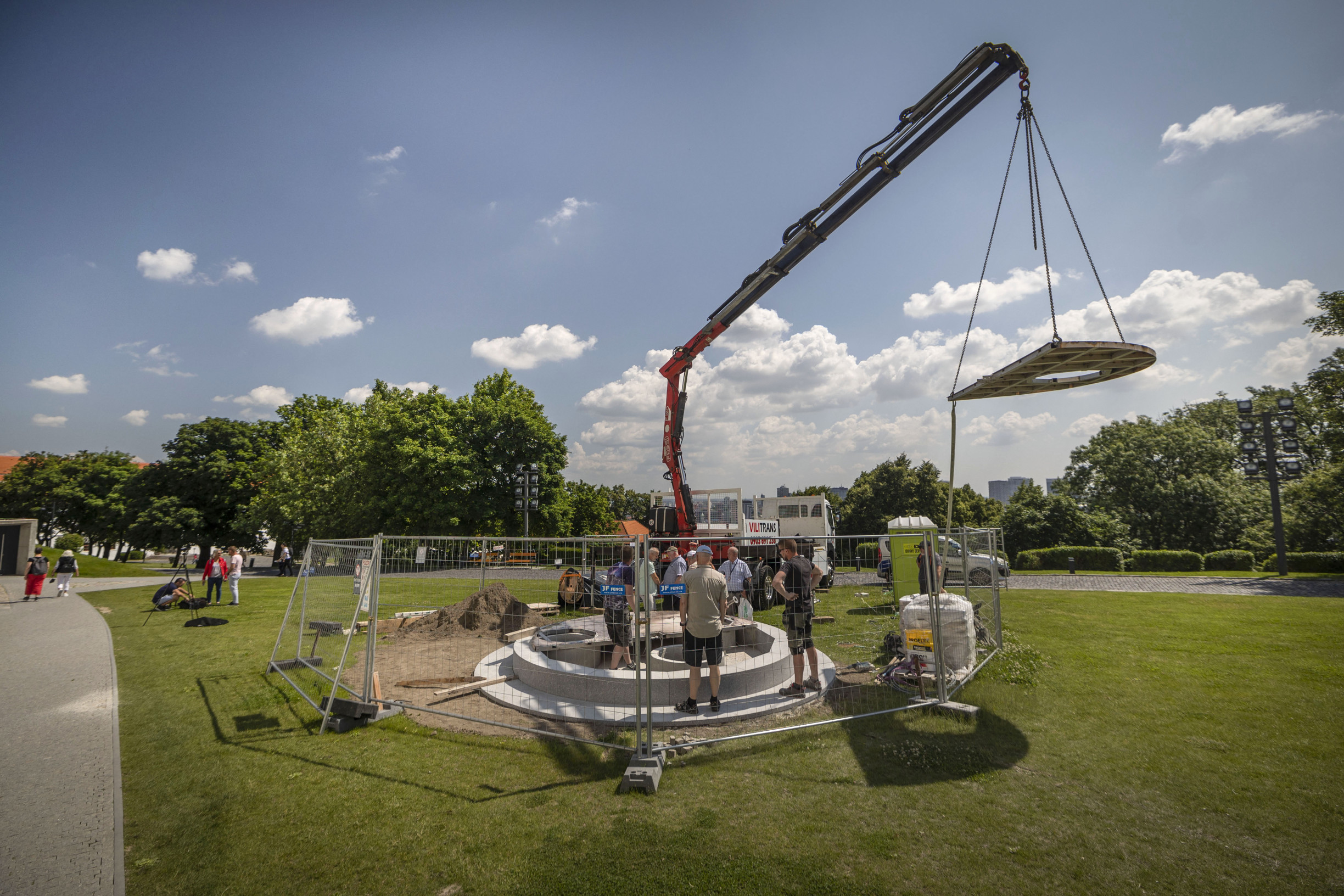 Boris Kollár trvá na osadení spornej sochy na Hrade: Spomína bosé nohy a&nbsp;slávneho Michelangela