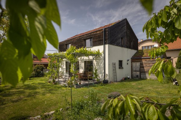 Dom, ktorý jedného dňa skončí v&nbsp;komposte. Rodina v&nbsp;Stupave žije už dvanásť rokov v&nbsp;dome zo slamy