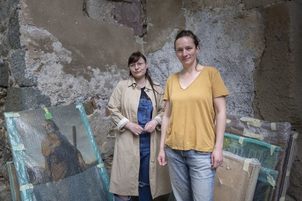 Kurátorka Mária Janušová a Zuzana Paškayová, ktorá galériu vedie. Foto N - Tomáš Benedikovič