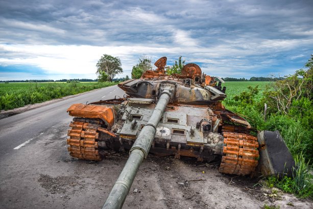 Zničený ruský tank na Ukrajine
