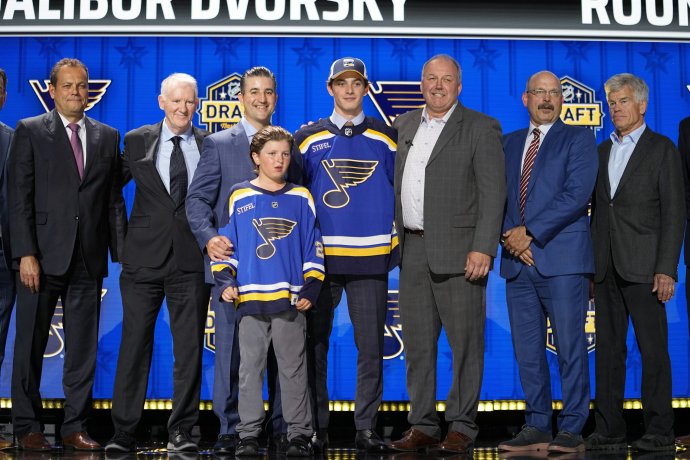 Dalibor Dvorský s kľúčovými ľuďmi St. Louis, ktorých uvažovanie priblížil dokument Anatómia draftu. Foto - TASR/AP