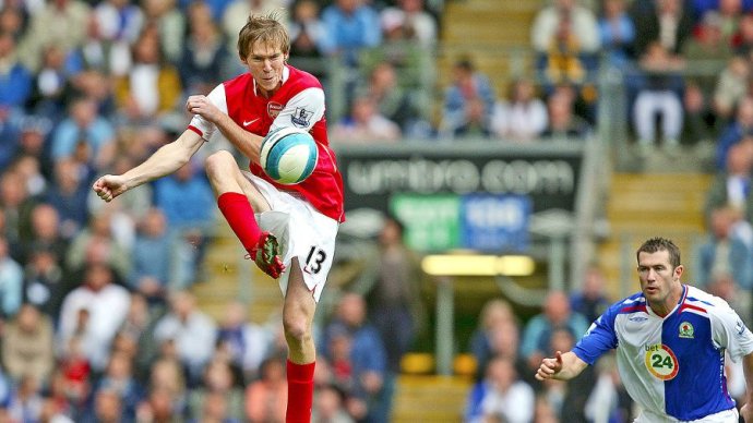 Alexandr Hleb (vľavo), keď ešte hrával za Arsenal Londýn. Foto – TASR/AP