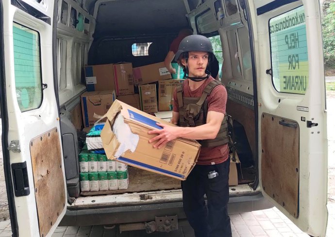 Richard Křesina pri distribúcii humanitárnej pomoci. Foto – Koridor UA
