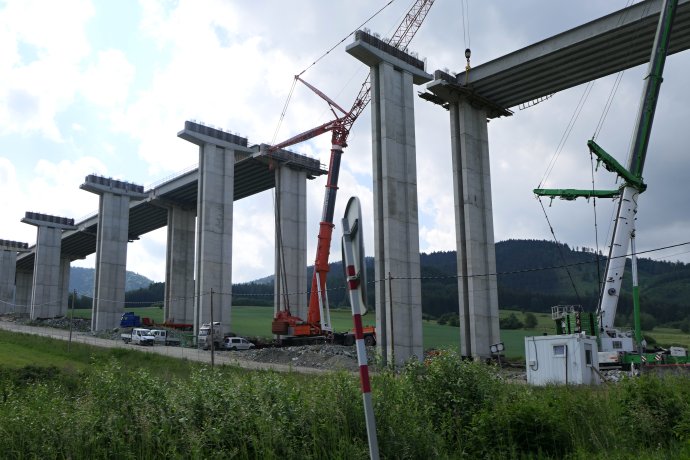 Na snímke z roku 2022 je ukladanie nosníkov na mostnej konštrukcii na úseku D1 Lietavská Lúčka - Dubná Skala. Foto - TASR
