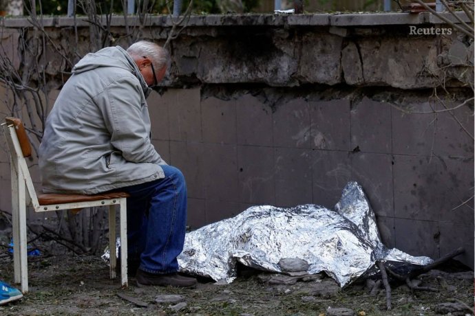 Starý otec pri tele svojej 9-ročnej vnučky po bombardovaní Kyjiva. Foto - Twitter