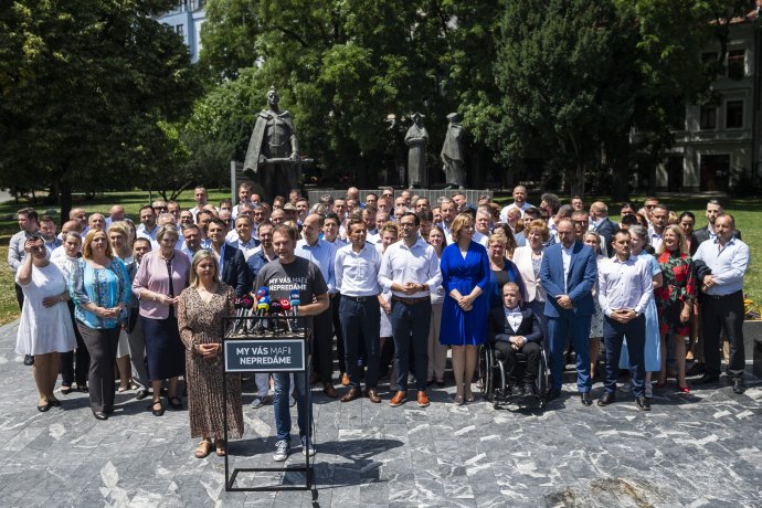 Bemutatják a hárompárti koalíció jelöltlistáját. Fotó – TASR