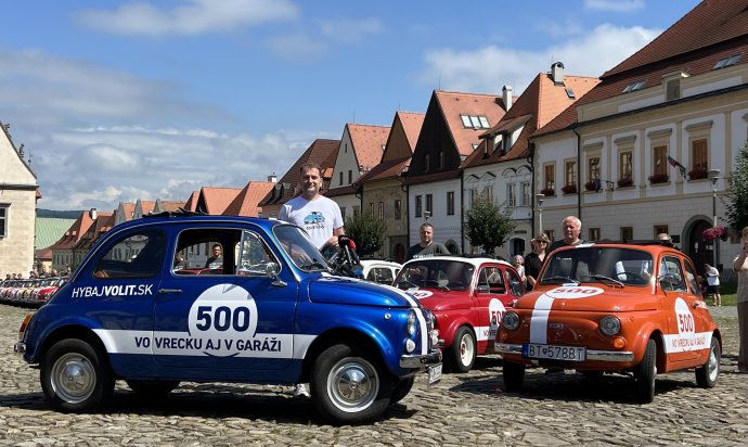 Predseda OĽaNO Igor Matovič na námestí v Bardejove ohlasuje výzvu spojenú s Fiat 500. Foto - TASR/Maroš Černý