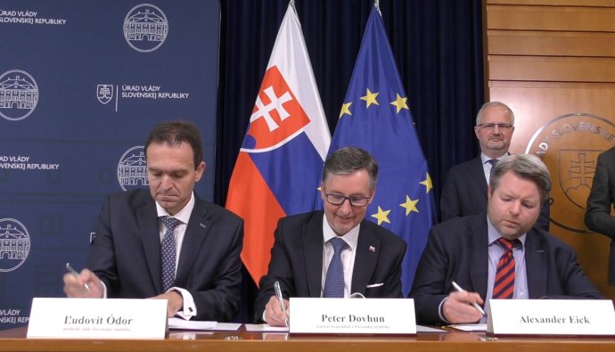 Na snímke zľava predseda končiacej vlády Ľudovít Ódor, minister hospodárstva SR Peter Dovhun a prevádzkový riaditeľ spoločnosti Winkelmann Alexander Eick počas podpisu investičnej zmluvy o novom závode v Rimavskej Sobote. Foto - TASR/Jakub Popelka