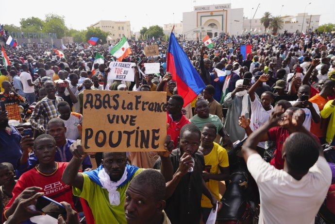 Muž drží transparent s nápisom "Preč s Francúzskom, nech žije Putin" na pochode v nigerskej metropole Niamey. Foto - TASR/AP