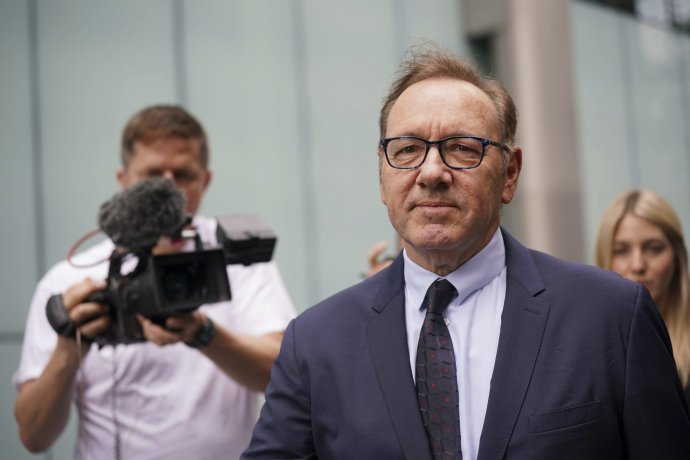 Kevin Spacey pred budovou londýnskeho súdu. Foto - TASR/AP