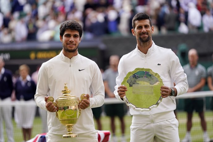 Carlos Alcaraz a Novak Djoković. Foto - TASR/AP