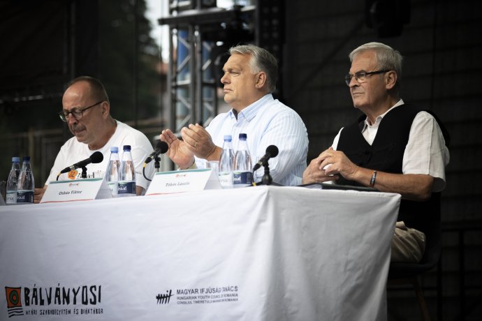 Orbán Viktor kormányfő, Németh Zsolt, az Országgyűlés külügyi bizottságának fideszes elnöke és Tőkés László, az Erdélyi Magyar Nemzeti Tanács elnöke a 32. Bálványosi Nyári Szabadegyetem és Diáktáborban Tusnádfürdőn. Fotó - MTI
