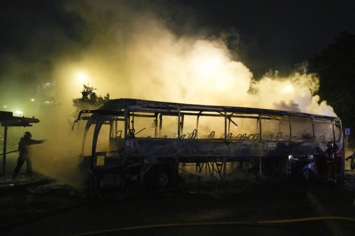 Nepokoje na parížskom predmestí Nanterre a v prakticky všetkých francúzskych mestách pokračovali aj v noci z piatka na sobotu. Foto - TASR/AP