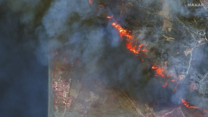Na satelitnej snímke zverejnenej Maxar Technologies lesný požiar neďaleko mesta Gennadi na gréckom ostrove Rodos. Foto – TASR/AP