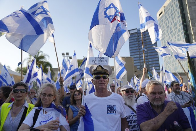 Masové protesty v Tel Avive proti súdnej reforme. Foto - TASR/AP