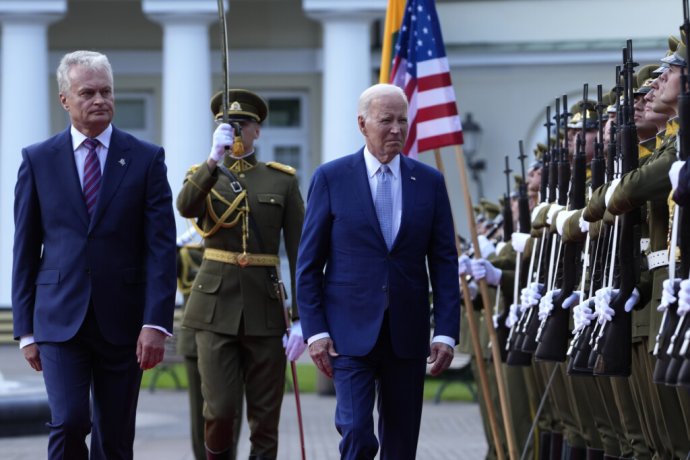 Litovský prezident Gitanas Nauséda víta amerického prezidenta Joea Bidena počas prehliadky čestnej stráže pred ich stretnutím v prezidentskom paláci v rámci samitu NATO vo Vilniuse 11. júla 2023. Foto - TASR/AP