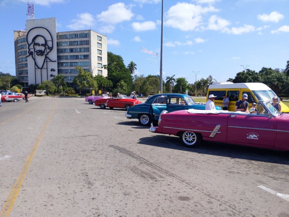 Turistov za približne 50 eur na hodinu vozia vo farebných amerických autách z 50-tych rokov na Námestie revolúcie, aby sa mohli fotiť s Che Guevarom alebo Camilom Cienfuegosom v pozadí. Foto: Kristina Böhmer/Denník N