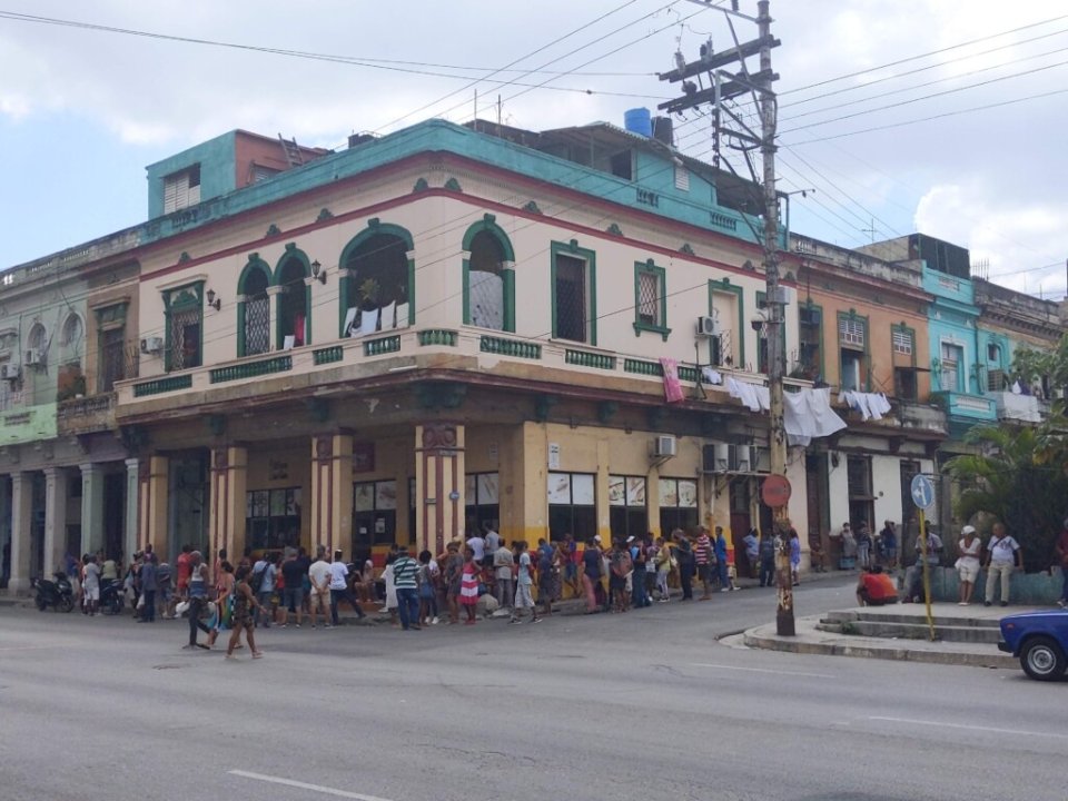 Pred malým obchodom v Havane sa tvorí rad. Kubánci v radoch stoja niekedy aj osem hodín, aby si kúpili aspoň základné potraviny. Foto: Foto: Kristina Böhmer/Denník N