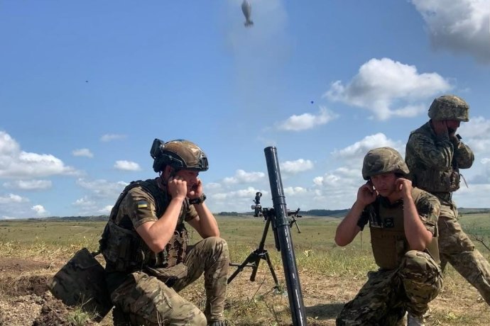 Ukrajinskí vojaci pri obsluhe mínometu. Foto - ukrajinský generálny štáb