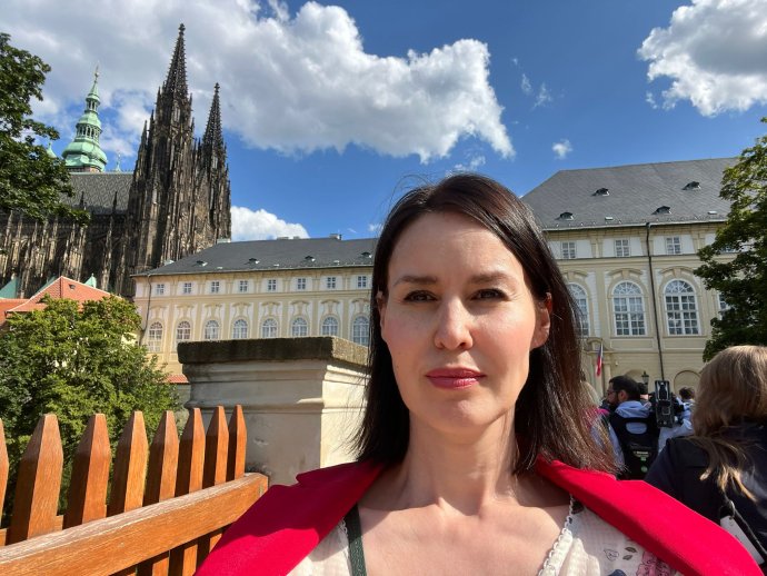 Ruská novinárka Farida Kurbangalejevová na Pražskom hrade pred príchodom na tlačovú konferenciu Petra Pavla s Volodymyrom Zelenským. Foto: archív Faridy Kurbangalejevovej