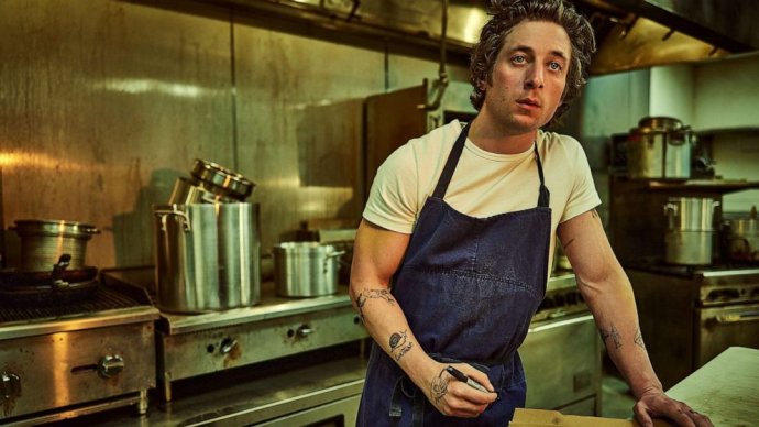Jeremy Allen White v seriáli Medveď. Foto - Disney