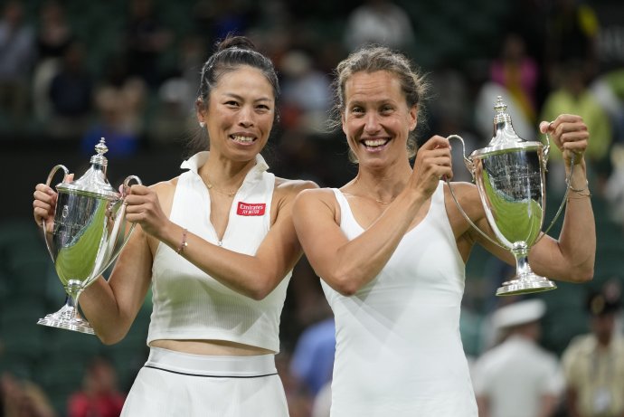 Zľava Hsieh Su-Wej a Barbora Strýcová s trofejou vo Wimbledone. Foto - TASR/AP