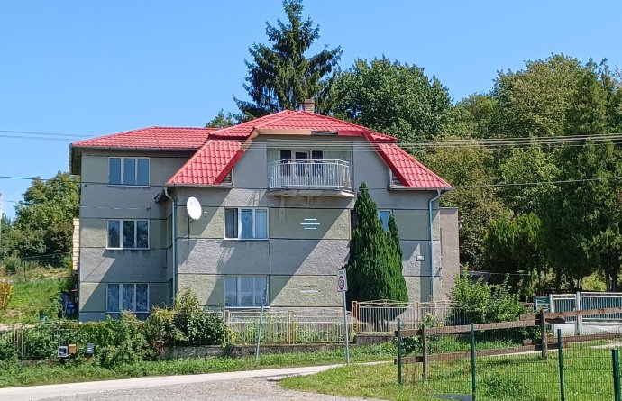 A többgenerációs családi házak csak áron alul adhatóak el távol a járási székhelytől. Fotó- Napunk