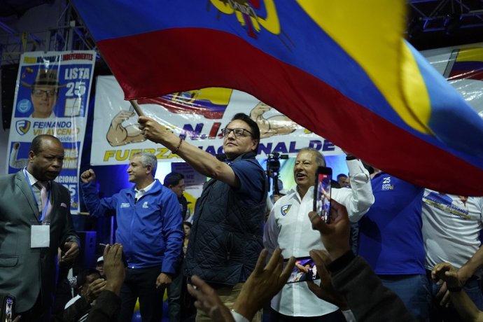 Zavraždený ekvádorský prezidentský kandidát Fernando Villavicencio máva ekvádorskou vlajkou. Foto - TASR/AP