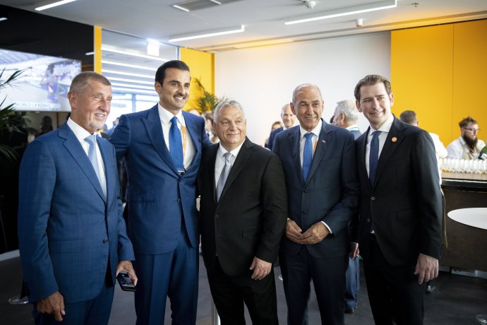 Orbán Viktor miniszterelnök, Andrej Babiš volt cseh kormányfõ (b), Tamím bin Hamad ál-Száni katari emír (b2), Janez Jansa egykori szlovén miniszterelnök, a Szlovén Demokrata Párt elnöke és Sebastian Kurz volt osztrák kancellár a Nemzeti Atlétikai Központban 2023. augusztus 20-án. Fotó - MTI/Miniszterelnöki Sajtóiroda/Fischer Zoltán