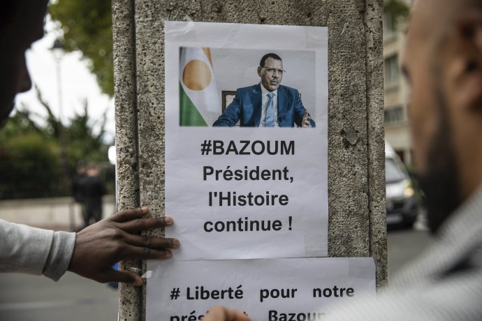 Plagát na podporu prezidenta Bazouma. Foto - TASR/AP