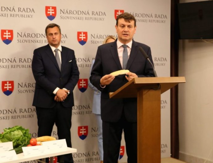 Milan Lapšanský na tlačovej konferencie predsedu SNS Andreja Danka Foto - SNS