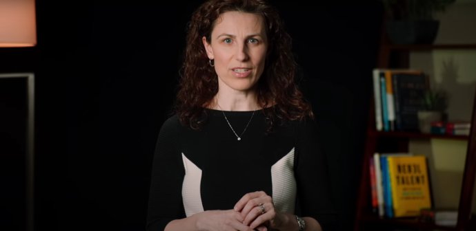 Behaviorálnu vedkyňu Francescu Gino poslal Harvard na nútenú dovolenku. Reprofoto – TEDxTrentoStudio/YouTube