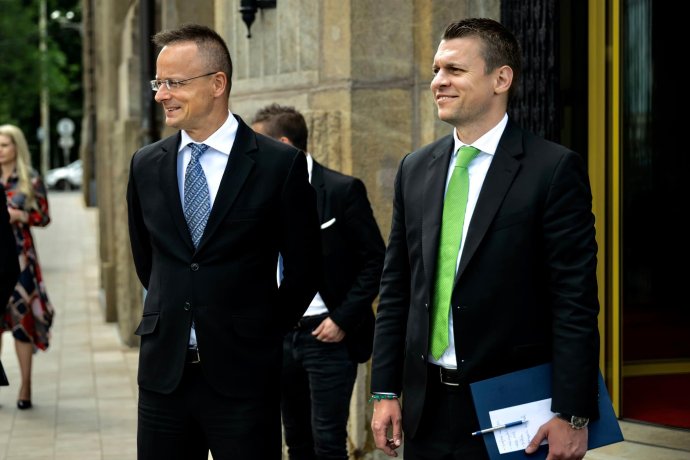 Maďarský minister zahraničia Péter Szijjártó a jeho štátny tajomník Tamás Menczer. Foto - FB Tamása Menczera