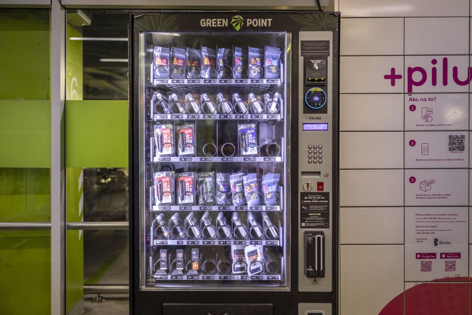 Automat na CBD a HHC-P produkty je voľne dostupný v nákupnom centre. Foto N - Tomáš Benedikovič