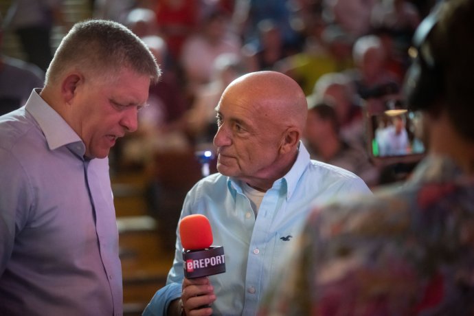 Robert Fico odpovedá Fedorovi Flašíkovi, ktorý robil na mítingu Smeru reportáž pre svoj portál Ereport. Foto N - Vladimír Šimíček