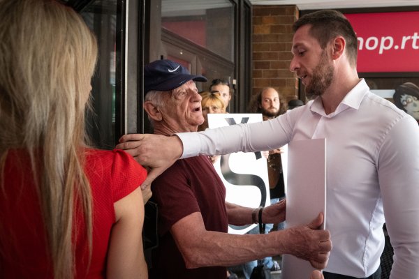 Muž pred tankom, historik pred fašistom