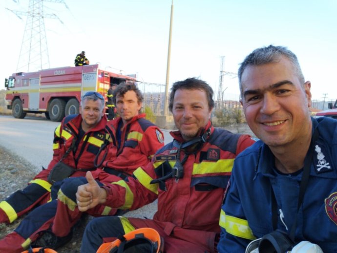 Major Oto Hudec (druhý sprava), veliteľ skupiny STRED modulu pozemného hasenia Slovensko so svojimi kolegami počas nasadenia v Grécku. Foto - archív O. H.