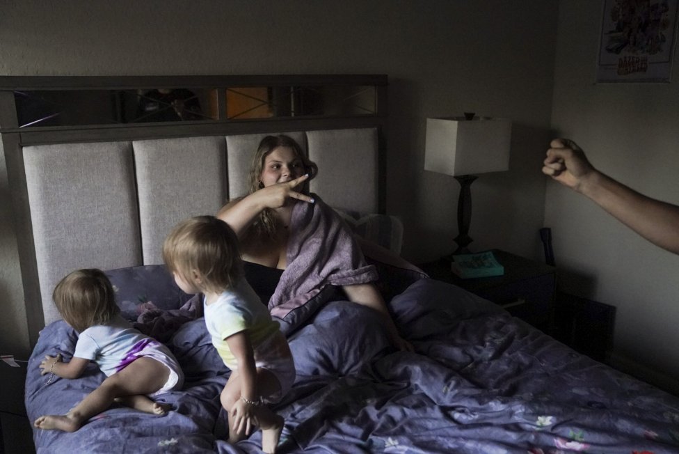 Brooke a Billy hrajú kameň, papier, nožnice, aby určili, kto deťom vymení plienky. Foto - Carolyn Van Houtenová/Washington Post