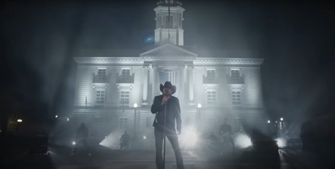 Jason Aldean a columbiai bíróság épülete előtt. Fotó - reprofotó, YT
