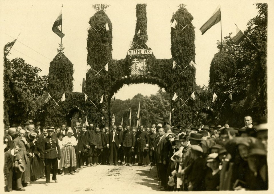 Privítanie prezidenta v Topoľčiankach pri slavobráne, 29. júl 1923. Foto – Archiv Národního muzea, fond Hradní fotoarchiv