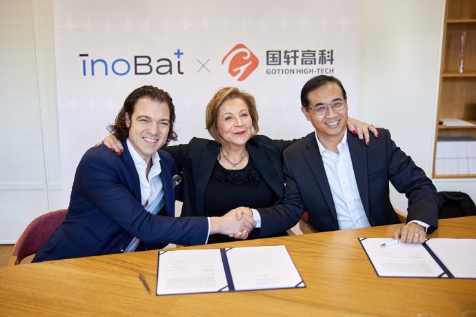 Začiatkom tohto roka sa líder InoBatu s predstaviteľmi čínskeho Gotionu dohodol ešte iba na odbornej spolupráci, no teraz ich už má priamo vo firme ako najväčších spoluvlastníkov a spolu plánujú veľkú stredoeurópsku baterkáreň. Foto - InoBat