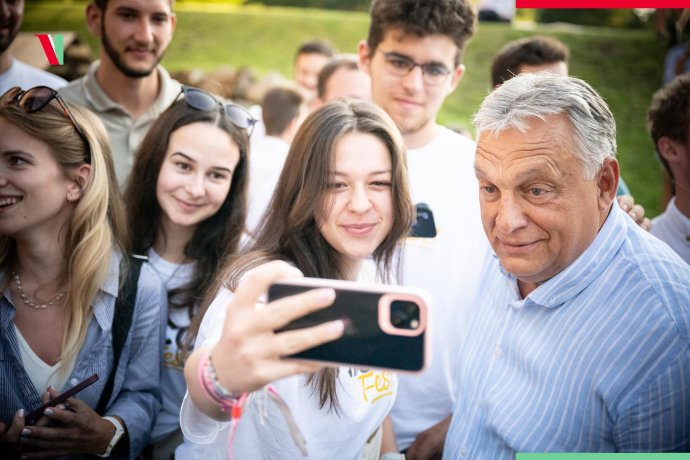 Orbán Viktor fiatalokkal találkozik az MCC erdélyi bázisán. Fotó - Orbán Viktor Facebook-oldala