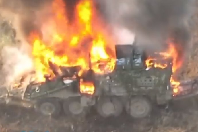 Horiace ženijné vozidlo M1132 Stryker americkej výroby pri oslobodzovaní obce Robotyne. Podľa ukrajinských blogerov je to prvý zdokumentovaný zničený kus tohto typu vozidla. Zdroj - Ukraine Weapons Tracker