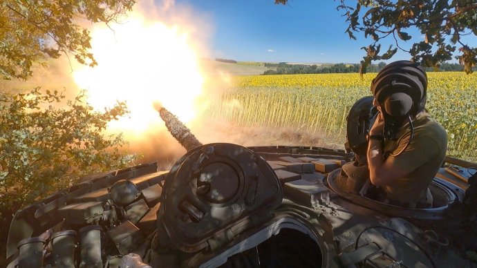 Ukrajinský tank počas streľby. Foto - ukrajinská armáda